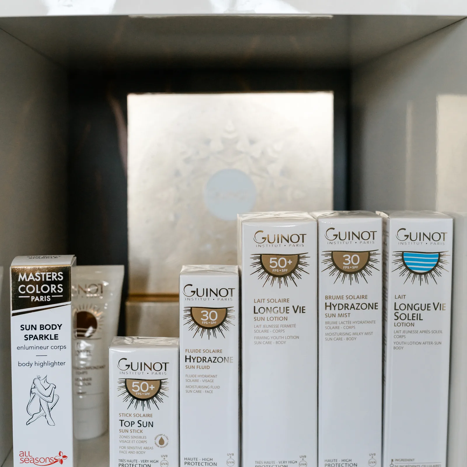 Sonnenschutzprodukte im Regal.