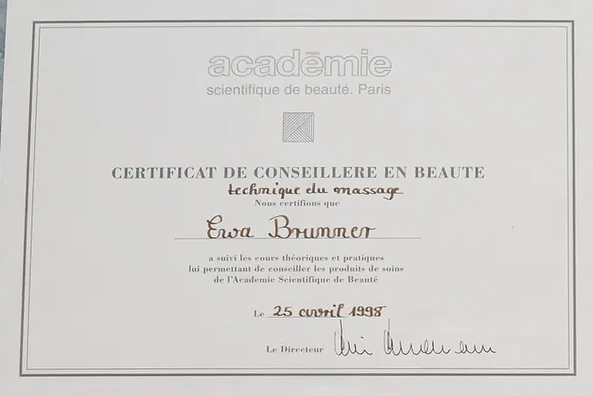 Das Certificat de Conseillère en Beauté der Académie Scientifique de Beauté Paris, 1998.